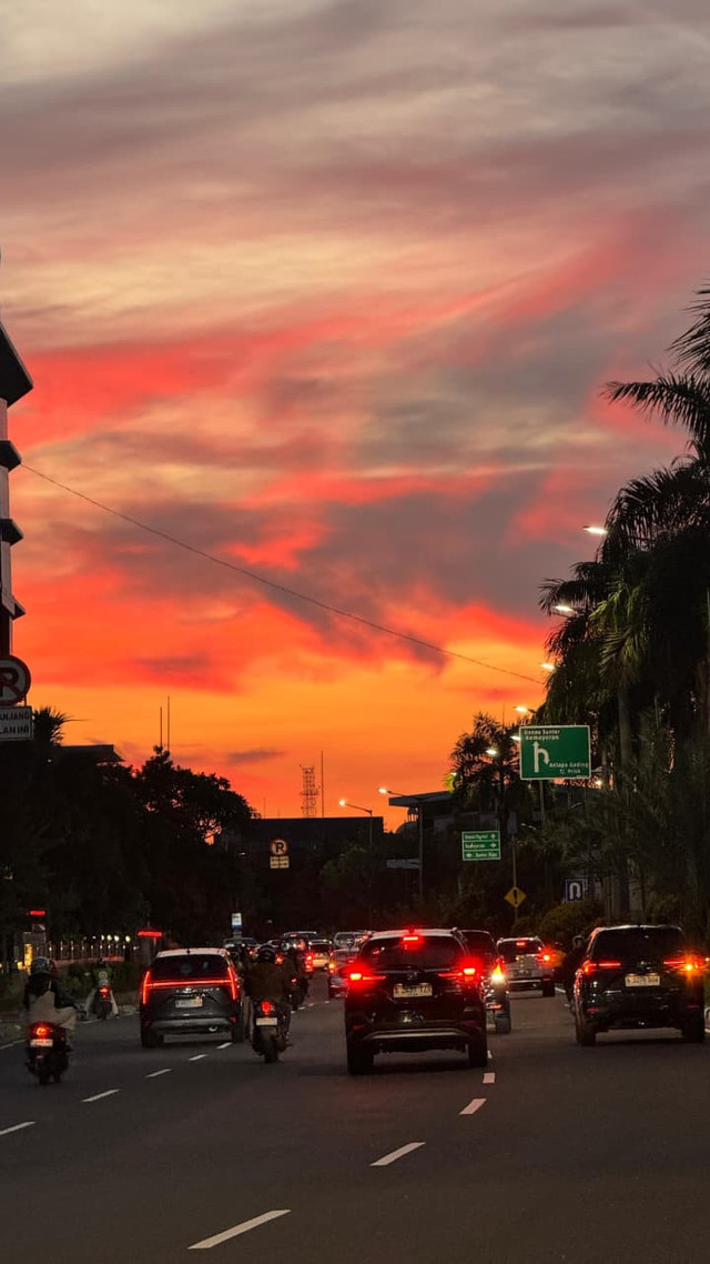 Menatap senja di tengah macetnya kota sering bikin kita kangen rumah. Di saat itulah, bahasa daerah jadi penawar rindu yang paling ampuh.dok.pribadi