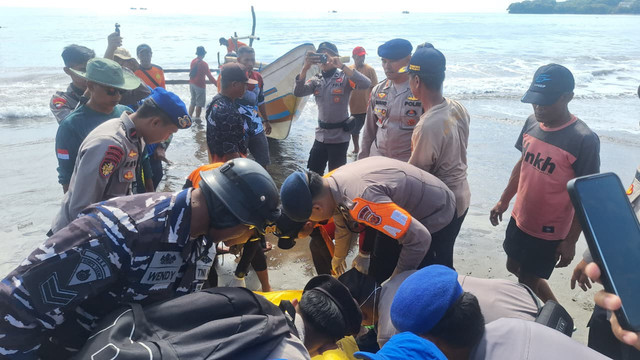 Evakuasi penerjun payung yang tewas di perairan Pangandaran. Foto: Dok. Polres Pangandaran