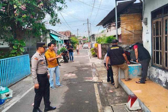Polisi saat di lokasi kejadian penusukan yang menewaskan Verind Wibowo Putra (19) di Jalan Jolorante Nomor 8, Kelurahan Josenan, Kecamatan Taman, Kota Madiun. Foto: Dok. Istimewa