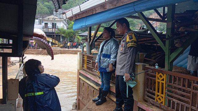Petugas mengecek kondisi banjir yang kembali melanda di Sibolga, Jumat (2/12/2025). Foto: Humas Polres Sibolga