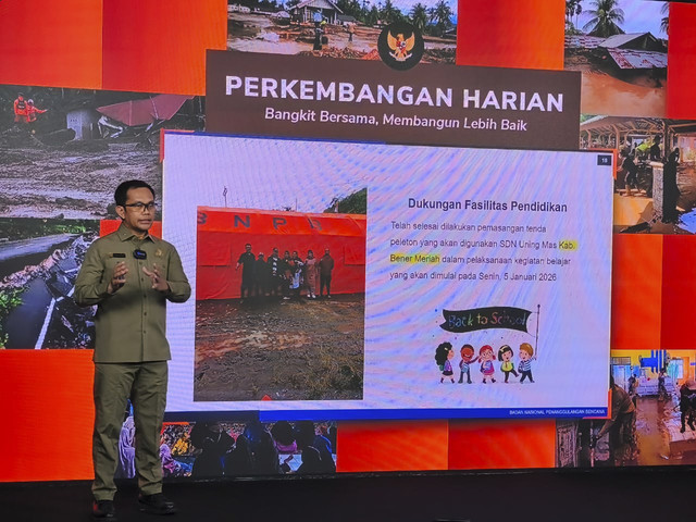 Kepala Pusat Data Informasi dan Komunikasi Kebencanaan BNPB Abdul Muhari dalam konferensi pers di Graha BNPB, Jakarta Timur, Jumat (2/1/2026). Foto: Jeni Ritanti/kumparan