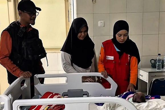 Pemerintah dan relawan kolaborasi bantu bayi cedera persalinan dan ibu dievakuasi ke RS dari pengungsian Aceh Tamiang. Foto: Dok. Istimewa