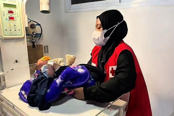 Pemerintah dan relawan kolaborasi bantu bayi cedera persalinan dan ibu dievakuasi ke RS dari pengungsian Aceh Tamiang. Foto: Dok. Istimewa