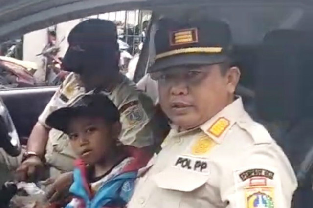 Petugas Satuan Polisi Pamong Praja (Satpol PP) Kebayoran Lama mengamankan anak laki-laki (tengah) yang ditinggal ayahnya di Pasar Kebayoran Lama, Jakarta Selatan, Jumat (2/2/2026). Foto: Satpol PP Kebayoran Lama/HO-ANTARA