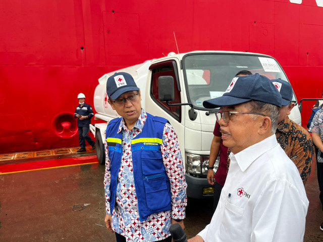 Ketua PMI juga Mantan Wakil Presiden Jusuf Kalla dan Menkes Budi Gunadi Sadikin di Pelabuhan Tanjung Priok, Jakarta Utara, Jumat (2/1/2026). Foto: Rayyan Farhansyah/kumparan