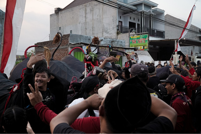 Peserta karnaval Desa Saptorenggo menampilkan kesenian Bantengan. Foto: Dokumentasi pribadi di Desa Saptorenggo, Pakis, 10 September 2023.