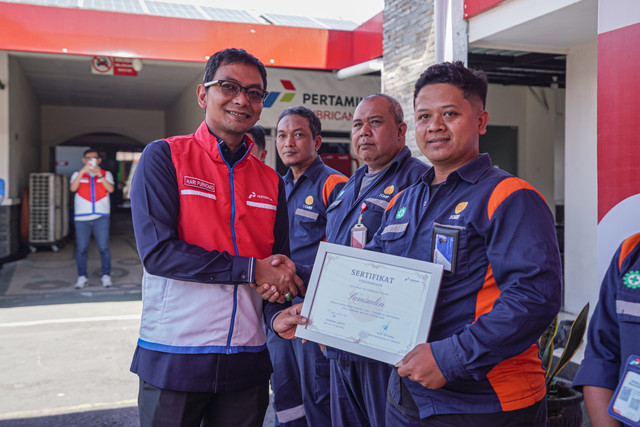Andi Bowo, Awak Mobil Tangki (AMT) Fuel Terminal Malang yang mendapatkan penghargaan dari Pertamina Patra Niaga. Foto: PPN