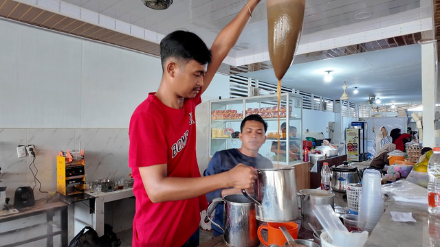Warung kopi di Aceh Tamiang mulai berjualan pascabanjir. Foto: Dok. Bakom RI