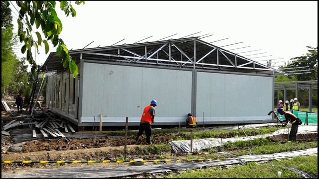 Warga Aceh Tamiang yang dibangunkan rumah sementara oleh pemerintah. Foto: Dok. Bakom RI