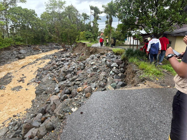 Kondisi jalan rusak di Nagari Guguak Malalo, Kabupaten Tanah Datar, Sumatera Barat pada Jumat (2/1/2025). Foto: Abid Raihan/kumparan