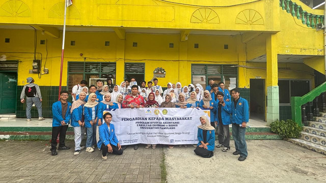 Dokumentasi tersebut merupakan mahasiswa universitas pamulang yang sedang menyelenggarakan pengabdian kepada masyarakat mengenai judul artikel ini. Sumber: dokumentasi pkm.