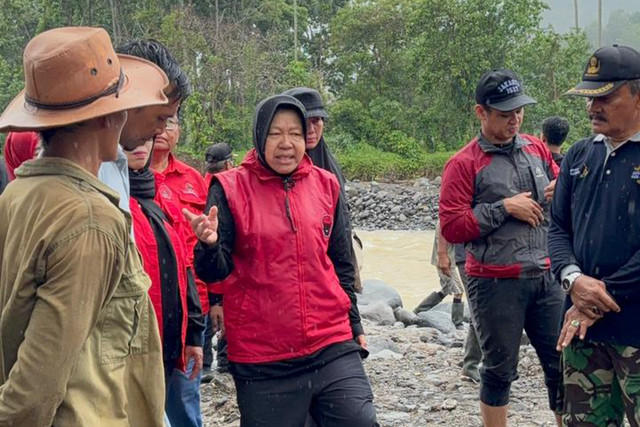 Ketua DPP PDIP Bidang Penanggulangan Bencana, Tri Rismaharini atau Risma saat meninjau kawasan terdampak banjir sambil menerjang hujan di Nagari Sumpur, Kabupaten Tanah Datar, Sumatera Barat pada Jumat (2/1/2025). Foto: Abid Raihan/kumparan