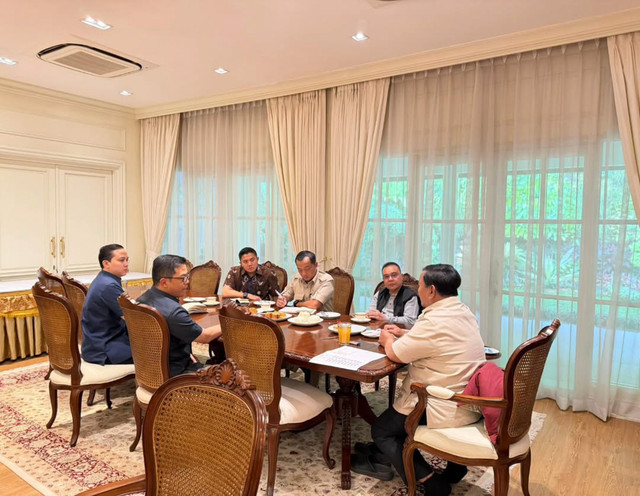 Presiden Prabowo Subianto melakukan pertemuan dengan menerima Wakil Ketua DPR, Sufmi Dasco Ahmad, Mensesneg Prasetyo Hadi, Menlu Sugiono, dan Seskab Teddy Indra Wijaya, di kediaman dinas Presiden, Widya Chandra, Jumat (2/1/2026). Foto: Instagram/ @sekertariat.kabinet