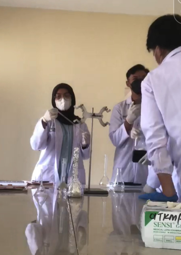 memeriksa alat dan bahan sebelum di pakai , 31/12/25 , foto : fitri bunga silviana