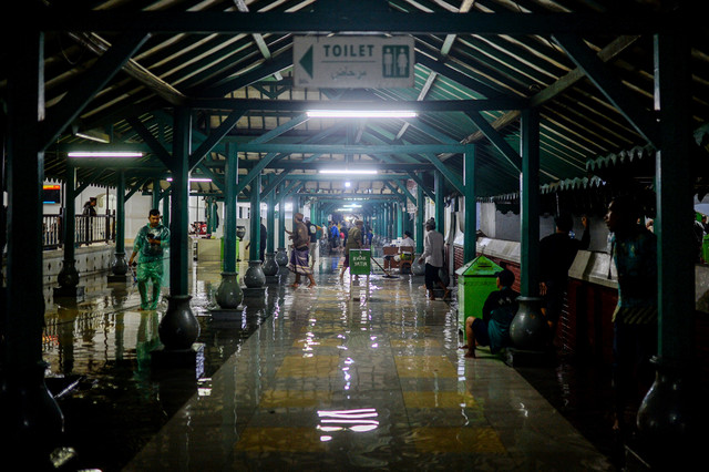 Sejumlah petugas membersihkan sisa air yang masuk ke dalam Kompleks Banten Lama di Kota Serang, Banten, Jumat (2/1/2026). Foto: ANTARA FOTO/Muhammad Bagus Khoirunas