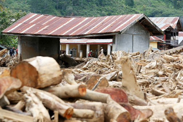 Warga membersihkan rumah dari lumpur dan puing kayu yang terbawa banjir dan tanah longsor di Desa Toweren Uken, Lut Tawar, Aceh Tengah, Aceh, Jumat (2//1/2026). Foto: ANTARA FOTO/Irwansyah Putra