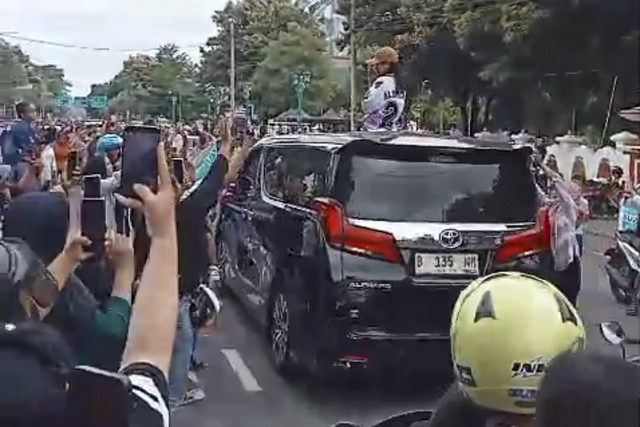 Warga saat menyambut Dede April di Jalan Siliwangi Kota Cirebon, Jawa Barat, Kamis (1/1/2026). Foto: kumparan