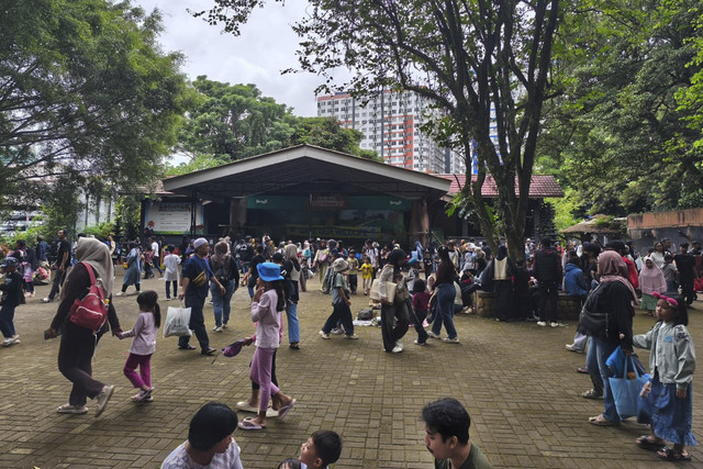 Sejumlah pengunjung berwisata di Bandung Zoo, Bandung, Jawa Barat, Sabtu (3/1/2026). Foto: Linda Lestari/kumparan