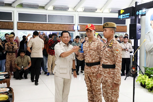 Mendagri bersalaman saat lepas Praja IPDN untuk bantu percepat pemulihan pemerintah dan layanan publik di Aceh. Foto: Dok. Kemendagri