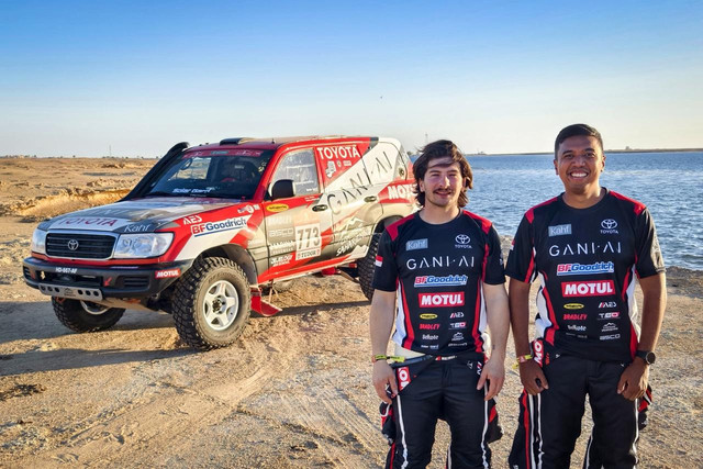 Julian Johan (kiri) bersama co-driver Mathieu Monplaisi di ajang Rally Dakar 2026. Foto: dok. Julian Johan