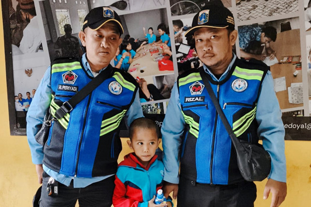 Penyerahan Anak terlantar asal Cianjur oleh Tim Reaksi Cepat (TRC) Pelayanan, Pengawasan, dan Pengendalian Sosial Suku Dinas Sosial Kota Administrasi Jakarta Selatan, Jumat (2/1/2026). Foto: Satpol PP Kebayoran Lama Utara