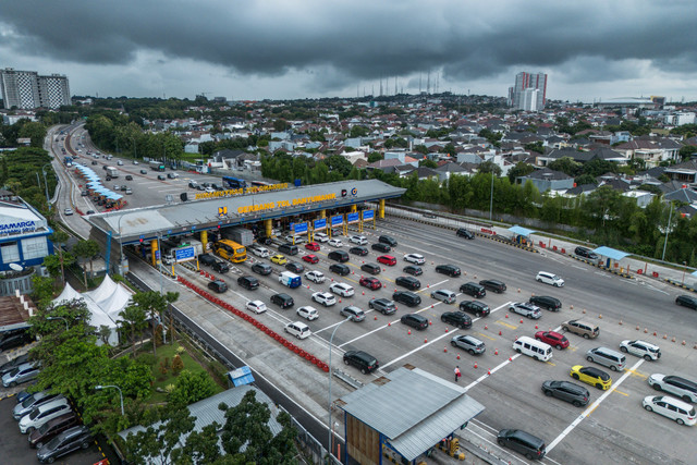 Foto udara sejumlah kendaraan menuju arah Jakarta (lajur kiri) memasuki Gerbang Tol Banyumanik di Semarang, Jawa Tengah, Sabtu (3/1/2026). Foto: ANTARA FOTO/Aprillio Akbar