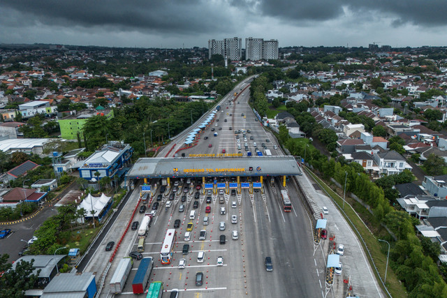 Foto udara sejumlah kendaraan menuju arah Jakarta (lajur kiri) memasuki Gerbang Tol Banyumanik di Semarang, Jawa Tengah, Sabtu (3/1/2026). Foto: ANTARA FOTO/Aprillio Akbar