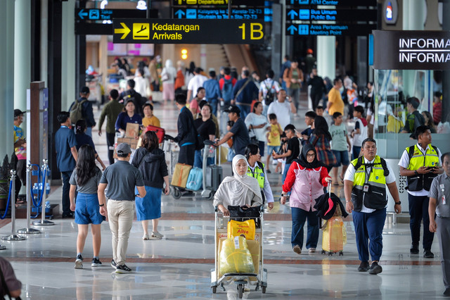 Penumpang membawa barang bawaan setibanya di Terminal 1 Bandara Soekarno-Hatta, Kota Tangerang, Banten, Sabtu (3/1/2026). Foto: ANTARA FOTO/Putra M. Akbar