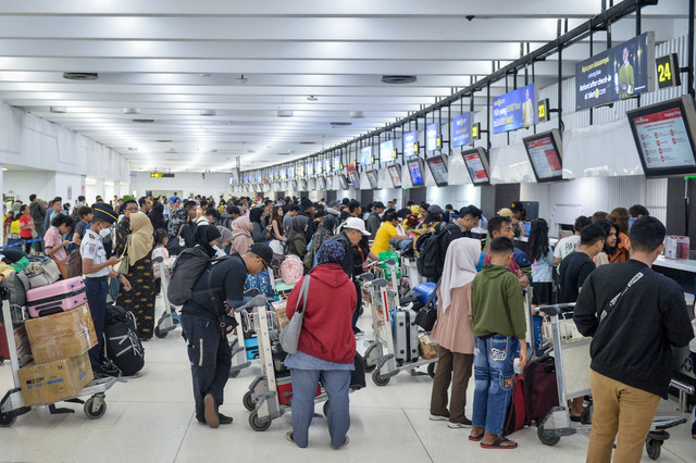 Penumpang mengantre untuk lapor diri di Terminal 1 Bandara Soekarno-Hatta, Kota Tangerang, Banten, Sabtu (3/1/2026). Foto: ANTARA FOTO/Putra M. Akbar
