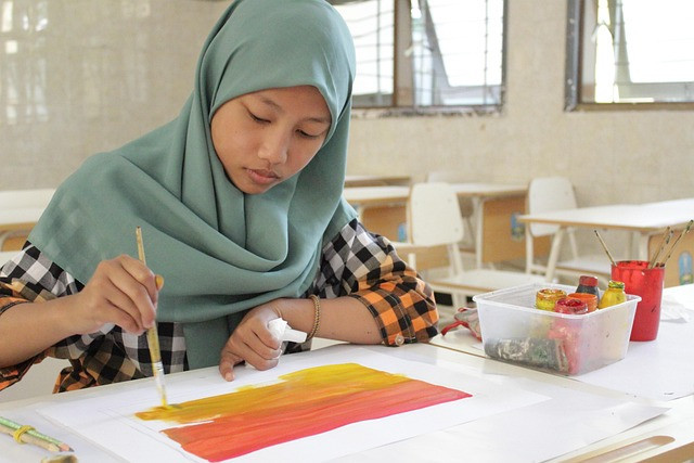 Seorang santri yang menggambar foto by Pixabay