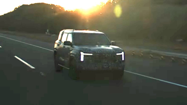 Tangkapan layar dari video yang diunggah Mitsubishi pada Jumat (2/1/2026) menunjukkan calon SUV terbarunya. Foto: dok. Mitsubishi Motors