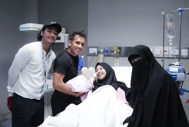 Umi Pipik bahagia dengan kehadiran cucu pertama. Foto: Instagram/_umi_pipik_