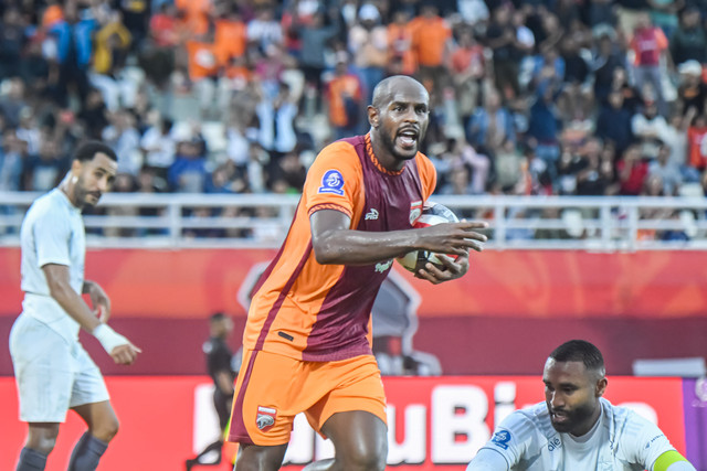 Pesepak bola Borneo FC Samarinda Joel Vinicius (tengah) berselebrasi usai mencetak gol ke gawang PSM Makassar dalam lanjutan BRI Super League 2025/2026 di Stadion Segiri, Samarinda, Kalimantan Timur, Sabtu (3/1/2026). Foto: M Risyal Hidayat/ANTARA FOTO