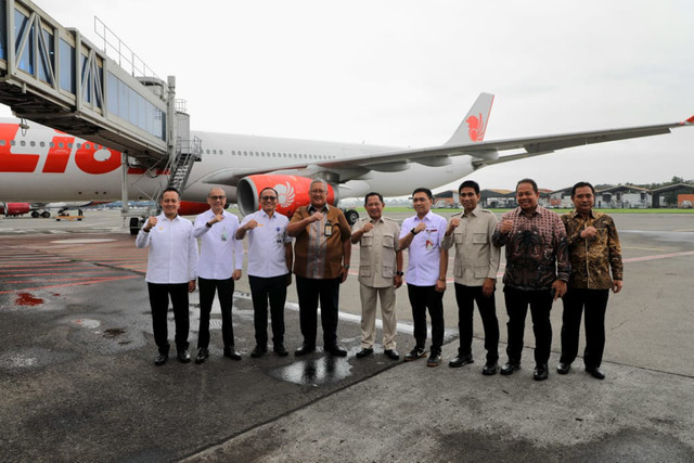 Menteri Dalam Negeri (Mendagri) Muhammad Tito Karnavian melepas keberangkatan para praja IPDN di Terminal 1B Bandara Soekarno-Hatta, Kota Tangerang, Banten, Sabtu (3/1/2026). Foto: Kemendagri RI