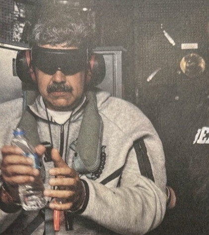 Presiden Venezuela, Nicolas Maduro ditahan pasukan AS di Kapal serang amfibi USS Iwo Jima, usai ditangkap Sabtu (3/1) Foto: Donald Trump Truth via Reuters