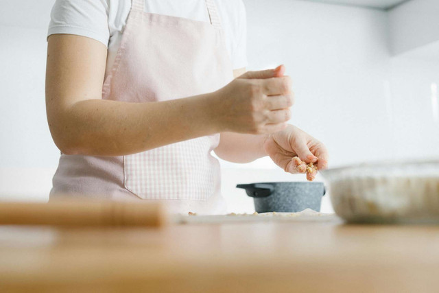 Ilustrasi Ibu Memasak di Dapur (Sumber: https://www.pexels.com).