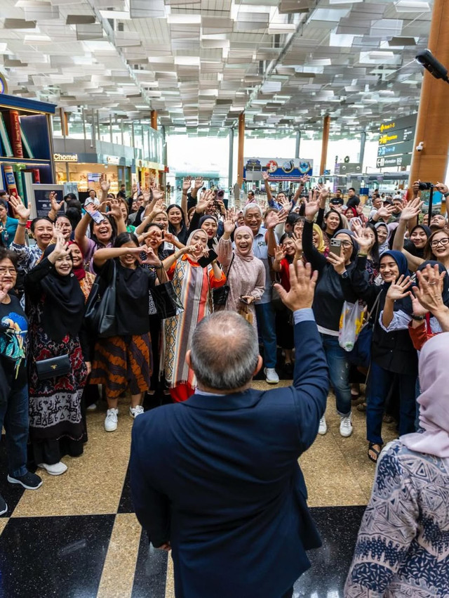 Puluhan orang melepas Dubes RI untuk Singapura di Bandara Changi, Singapura, Sabtu (3/1). Foto: instagram @suryo.pratomo