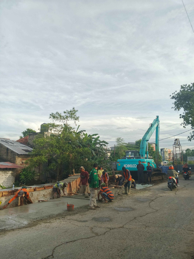 pelebaran jalan pitara di kota Depok. 29/12/25. foto: erikas Simamora