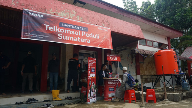 Posko Siaga Telkomsel yang berlokasi di STO Kuala Simpang, Aceh Tamiang, beroperasi sejak awal Januari 2026, untuk memberi layanan cepat dan mudah kepada warga terdampak bencana Sumatera. Foto: Telkomsel