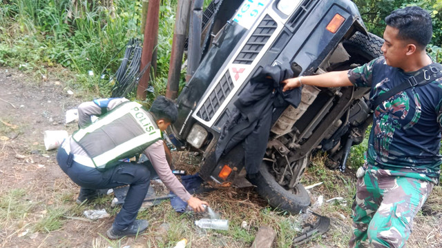 Mobil yang rusak akibat kecelakaan eskavator yang terlepas dari truk trailer di Kabupaten Bogor, Minggu (4/1/2026). Foto: Dok. Istimewa