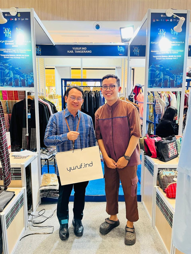 Pemilik UMKM busana muslim asal Tangerang YUSUF.IND, Hendra Mochamad Yusuf (kanan) saat mengikuti pameran BRI UMKM EXPO(RT). Foto: Dok. BRI