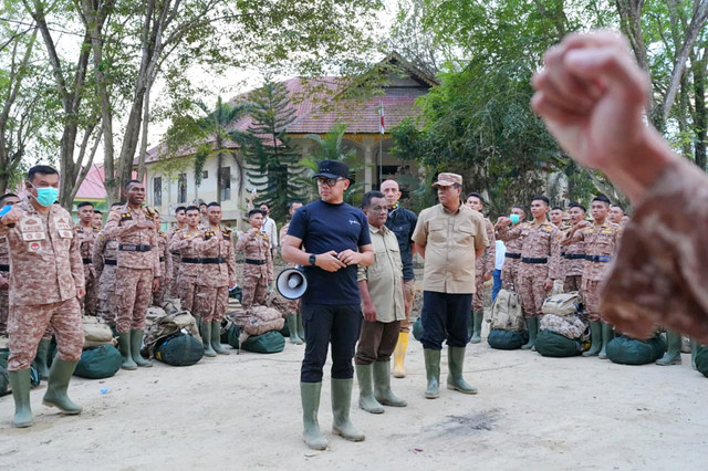 Wakil Menteri Dalam Negeri (Wamendagri) Bima Arya Sugiarto menyambut kedatangan kloter pertama Praja Institut Pemerintahan Dalam Negeri (IPDN) di Pusat Pemerintahan Kabupaten Aceh Tamiang, Aceh, Sabtu (3/1/2026). Foto: Dok. Pupen Kemendagri