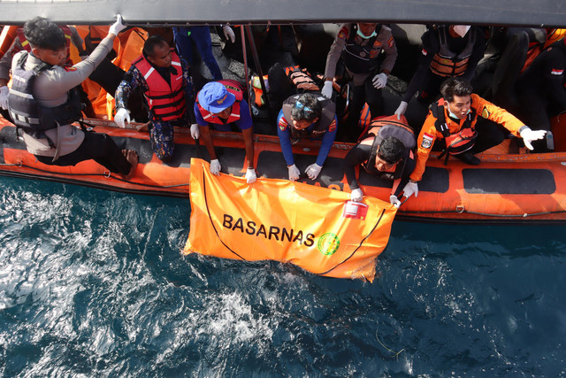Tim SAR gabungan mengevakuasi jenazah yang diduga korban tenggelamnya kapal wisata KM Putri Sakinah di perairan Pulau Serai, kawasan Taman Nasional Komodo, Labuan Bajo, Manggarai Barat, Nusa Tenggara Timur (NTT), Minggu (4/1/2026). Foto: Gecio Viana/ANTARA FOTO