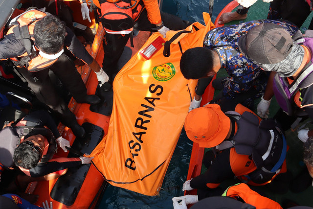 Pencarian 2 Anak Pelatih Valencia CF Hilang di Pulau Padar Diperpanjang 7  Hari | kumparan.com