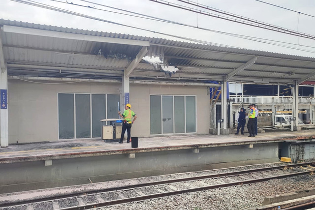 Kondisi atap kanopi Jalur VIII Stasiun Bogor usai terkena percikan api yang berasal dari kabel instalasi listrik, Minggu (4/1/2026). Foto: Dok. KAI Daop 1 Jakarta