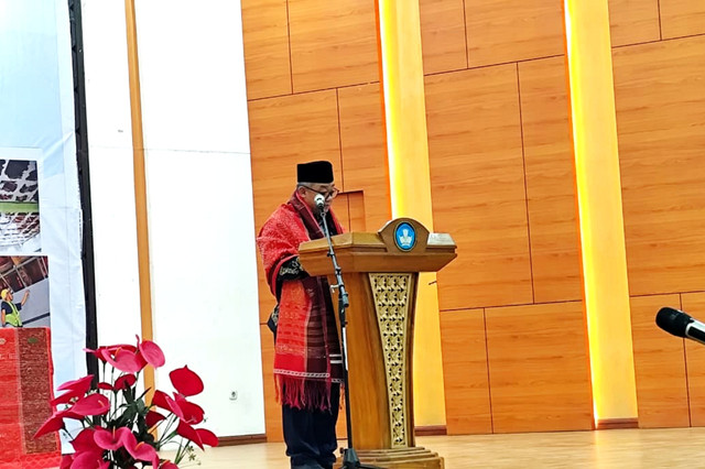 Menteri Pendidikan Dasar dan Menengah, Abdul Mu'ti saat memberikan sambutannya dalam peresmian revitalisasi satuan pendidikan di SMK Negeri 7 Medan, Minggu (4/1/2026). Foto: Amar Marpaung/kumparan