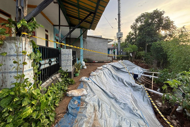 Tanah longsor di depan rumah warga di Kembangan, Jakarta Barat, Minggu (4/1/2025). Foto: Amira Nada Fauziyyah/kumparan