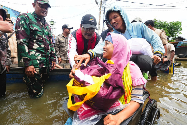Menteri Sosial Saifullah Yusuf turun langsung ke lokasi bencana banjir di Desa Keramat, Kecamatan Sungai Tabuk, Kabupaten Banjar, Provinsi Kalimantan Selatan, Minggu (4/1/2026). Foto: Kemensos RI