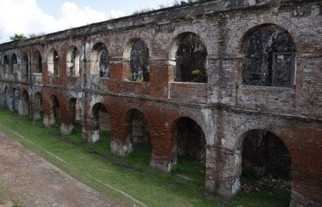 Penampakan sebagian Benteng Fort Willem I sebelum direnovasi (Foto: koleksi penulis)