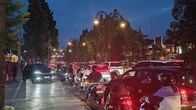 Kemacetan kendaraan di kawasan Dago, Bandung, Minggu (4/1/2025). Foto: Abisatya/kumparan